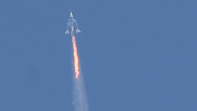 Photo of Миллиардер и основатель Virgin Galactic Ричард Брэнсон успешно завершил испытательный полет в космос