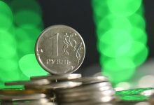 Photo of Рубль растет третий день подряд, доллар опустился к 75 рублям