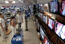 Photo of Телевизоры и смартфоны подешевели в России за неделю